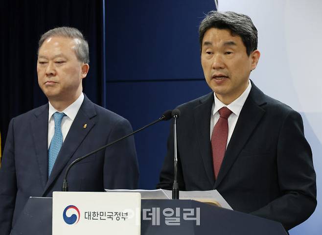 이주호 부총리 겸 교육부 장관이 17일 서울 종로구 정부서울청사에서 2026학년도 의대 모집인원 조정 방향 관련 브리핑을 하고 있다.(사진=뉴시스)