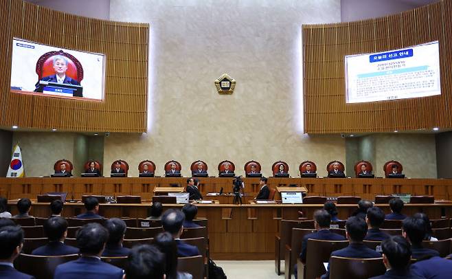 조희대 대법원장을 비롯한 대법관들이 지난해 12월 19일 오후 전원합의체 선고를 위해 서울 서초구 대법원 대법정에 입장해 착석해 있다. (사진=연합뉴스)