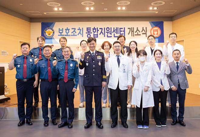 박현수 청장 직무대리와 이평원 서울특별시 동부병원 원장이 참석한 가운데 22일 오전 ‘보호조치 통합지원센터 개소식이 진행됐다. (사진=서울경찰청)