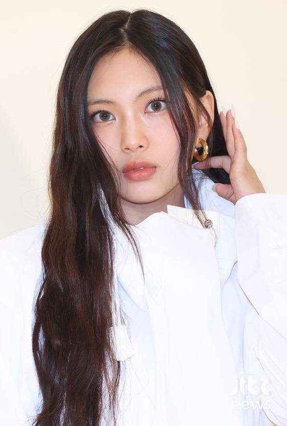 그룹 뉴진스 혜인이 26일 오전 서울 반포동 신세계백화점 강남점에서 열린 명품 브랜드 행사에 참석해 포즈를 취하고 있다. 김현우 엔터뉴스팀 기자 kim.hyunwoo3@jtbc.co.kr (콘텐트비즈니스본부)