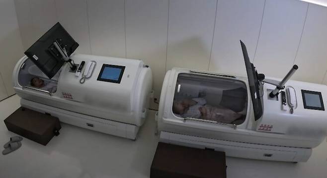 고압산소케어는 동안의 필수요소로 꼽히는 피부 건강, 몸매 관리에도 좋다. 피부 속 미세혈관까지 산소를 전달해 콜라겐 합성을 촉진한다. 지방 연소도 활발해져 다이어트 효과도 기대할 수 있다.