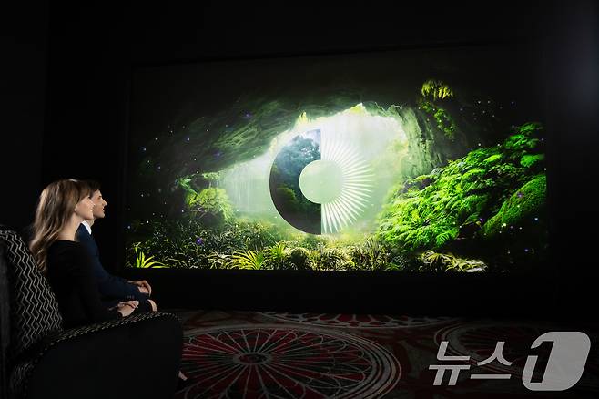 심상전자 모델이 미국 라스베이거스에서 열리는 세계 최대 영화 산업 박람회 '시네마콘 2025'에서 시네마 LED 스크린 '오닉스' 신제품을 소개하고 있다. (삼성전자 제공. 재판매 및 DB 금지) 2025.4.1/뉴스1