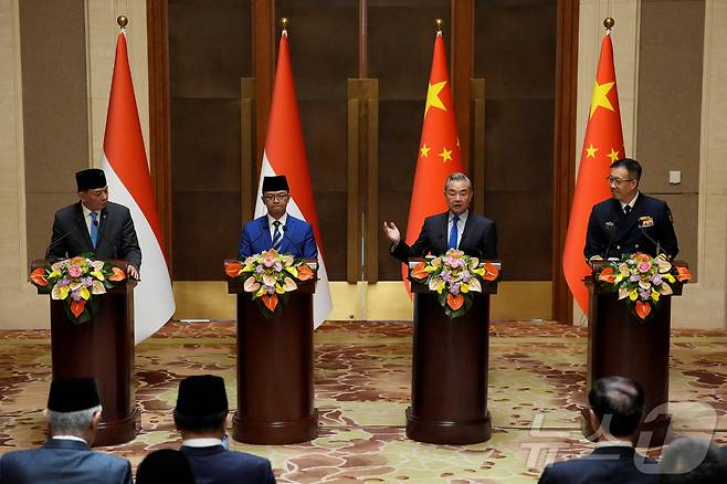 중국 베이징 댜오위타이 국빈관에서 중-인도네이아 외교·국방장관 2+2 대화가 개최됐다. 왼쪽부터 샤프리 샴수딘 인도네시아 국방장관, 수기오노 외교장관, 왕이 중국 외교부장, 둥쥔 국방부장. 2025.04.21 ⓒ 로이터=뉴스1 ⓒ News1 정은지 특파원