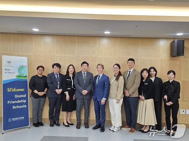 조진형 대전교육청 중등교육과장(왼쪽 네번째)이 싱가포르 오키드파크중학교 방문단과 국제교류 회의를 마친 뒤 기념사진을 찍고 있다. (대전교육청 제공. 재판매 및 DB금지) /뉴스1