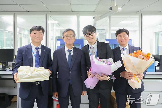 한국마사회 정기환 회장이 칭찬주인공 간담회를 가졌다 . 칭찬 주인공간담회 직후 기념사진(왼쪽부터 유준동 소장, 정기환 회장, 최대하 과장, 강신욱 부장. (한국마사회 제공)