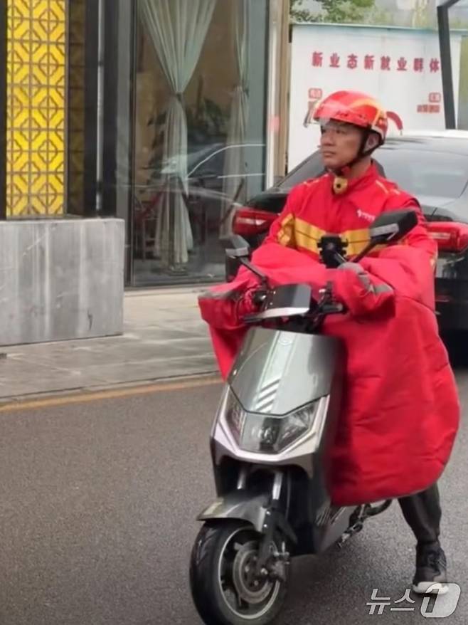 류창둥 징둥 CEO가 베이징에서 배달하고 있는 모습이 포착됐다. (사진출처=샤오훙슈)