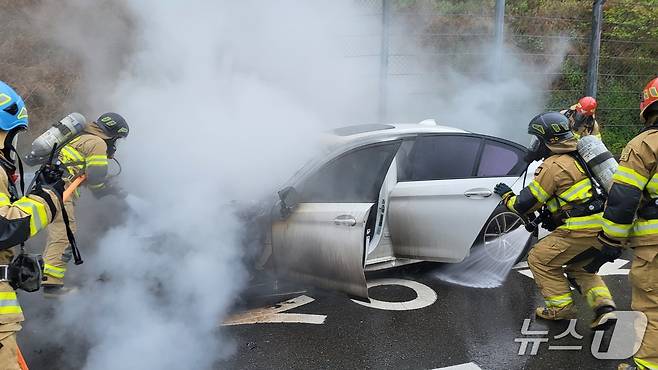 22일 울산 동구 아산로 염포산터널 부근에서 달리던 승용차 보닛에서 불이 났다.(울산소방본부제공. 재판매 및 DB 금지)