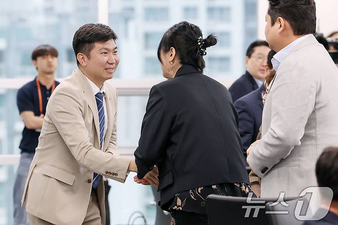 유승민 대한체육회 회장이 22일 오후 서울 송파구 올림픽회관에서 열린 '제2차 대한체육회 이사회' 시작에 앞서 참석자들과 악수를 나누고 있다. 2025.4.22/뉴스1 ⓒ News1 민경석 기자