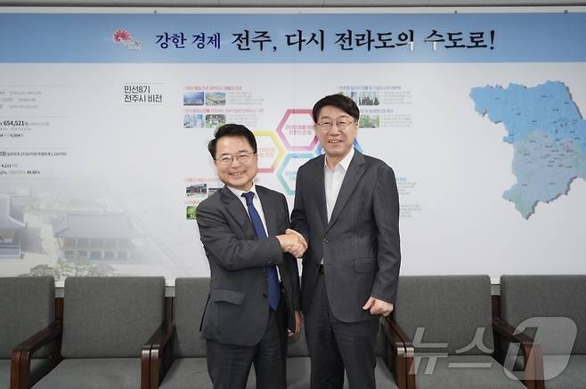 육동한 시장이 22일 전주시청을 찾아 우범기 시장과 면담을 갖고 지속 가능한 도시경영, 청년정책, 지역문화 활성화 등 다양한 정책 분야에서 협력 방안을 논의했다.(춘천시 제공, 재판매 및 DB금지) ⓒ News1 한귀섭 기자