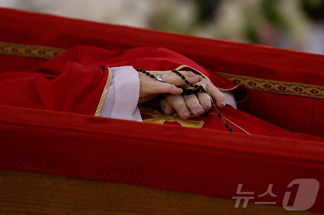교황청(바티칸)이 공개한 21일(현지시간) 프란치스코 교황의 입관 모습. 2025.04.21 ⓒ 로이터=뉴스1 ⓒ News1 이지예 객원기자