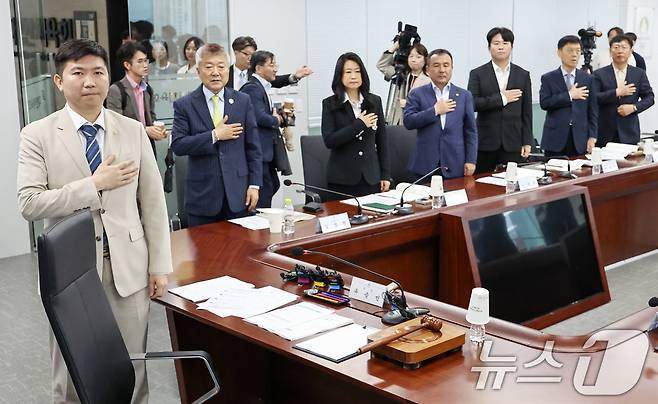 유승민 대한체육회 회장을 비롯한 참석자들이 22일 오후 서울 송파구 올림픽회관에서 열린 '제2차 대한체육회 이사회'에서 국민의례를 하고 있다. 2025.4.22/뉴스1 ⓒ News1 민경석 기자