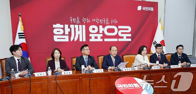 황우여 국민의힘 선거관리위원장이 22일 오후 서울 여의도 국회에서 대통령 후보자 선출 2차 경선 진출자 김문수, 안철수, 한동훈, 홍준표 후보를 발표하고 있다. 2025.4.22/뉴스1 ⓒ News1 안은나 기자