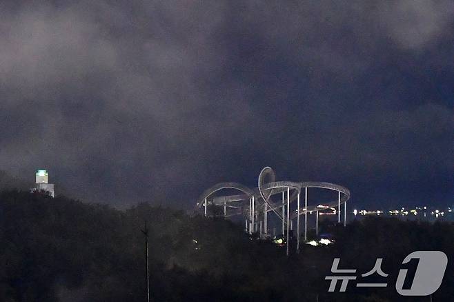 지구의 날인 22일 오후 경북 포항시 북구 환호해맞이공원에 위치한 스페이스워크 경관 조명이 모두 꺼져 있다. 2025.4.22/뉴스1 ⓒ News1 최창호 기자