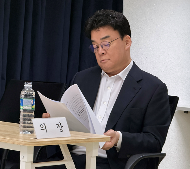 백종원 더본코리아 대표가 정기 주주총회에서 자료를 살펴보고 있다. 2025.3.28 연합뉴스