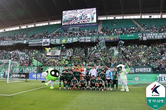 전북 선수들이 20일 대구전에서 승리한 뒤 단체 사진을 촬영하고 있다. 사진 | 한국프로축구연맹