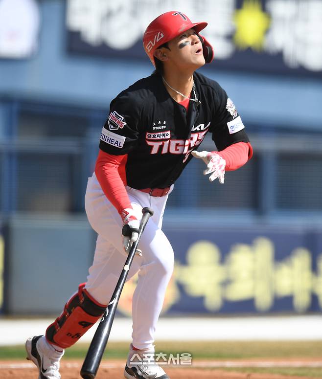 KIA 김도영이 잠실구장에서 열린 2025 KBO리그 시범경기 두산과 경기에서 타격하고 있다. 잠실 | 최승섭기자 thunder@sportsseoul.com
