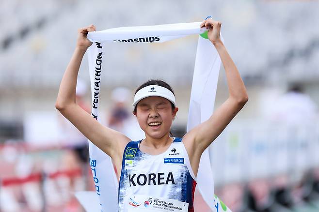 2024 아시아선수권대회에서 신수민이 결승선을 가장 먼저 통과하고 있다. 사진 | 대한근대5종연맹