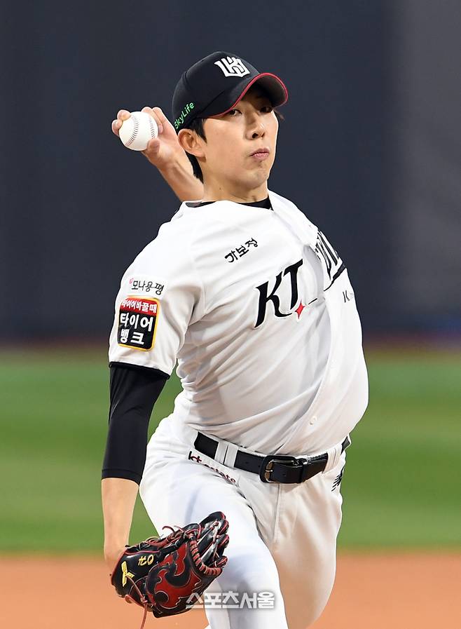 KT 오원석이 22일 수원 SSG전에서 6이닝 2실점으로 시즌 3승을 수확했다. 수원 | 박진업 기자 upandup@sportsseoul.com