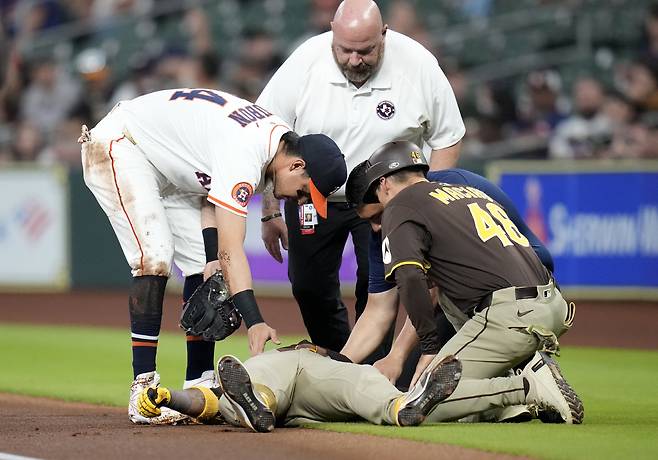 샌디에이고 파드리스 루이스 아라에즈가 지난 21일(한국시각) 다이킨파크에서 열린 휴스턴 애스트로스와의 경기에서 1회초 번트를 대고 1루로 전력질주하다 상대 2루수 모리어스 두반과 강하게 충돌한 뒤 쓰러져 있다. 두반(왼쪽)이 걱정스러운 표정으로 살피고 있다. AP연합뉴스