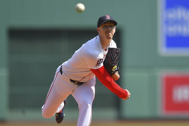 보스턴 레드삭스 워커 뷸러가 22일(한국시각) 펜웨이파크에서 열린 시카고 화이트삭스전에서 투구를 하고 있다. AP연합뉴스