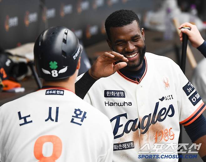 20일 대전 한화생명볼파크에서 열린 NC-한화전. 2회말 무사 노시환이 솔로포를 친 후 플로리얼의 환영을 받고 있다. 대전=정재근 기자 cjg@sportschosun.com/2025..4.20/