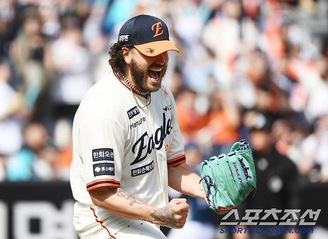20일 대전 한화생명볼파크에서 열린 NC-한화전. 4회초 1사 2루에서 폰세가 손아섭과 김형준을 연속 삼진으로 처리한 후 환호하고 있다. 대전=정재근 기자 cjg@sportschosun.com/2025..4.20/
