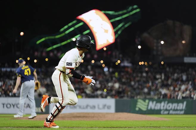 3대2로 앞선 7회말 2사 1루서 우중간으로 라인드라이브 타구를 날리고 베이스를 향� 달려가고 있는 이정후. AP연합뉴스