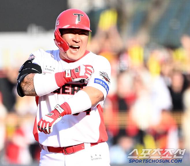 22일 광주KIA챔피언스필드에서 열린 NC와 KIA의 개막전, 8회말 1사 만루 KIA 최형우가 역전 2타점 2루타를 치고 환호하고 있다. 광주=허상욱 기자wook@sportschosun.com/2025.03.22/