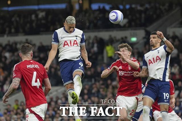 후반 42분 헤더슛으로 만회골을 터뜨리고 있는 토트넘의 히샬리송./런던=AP.뉴시스