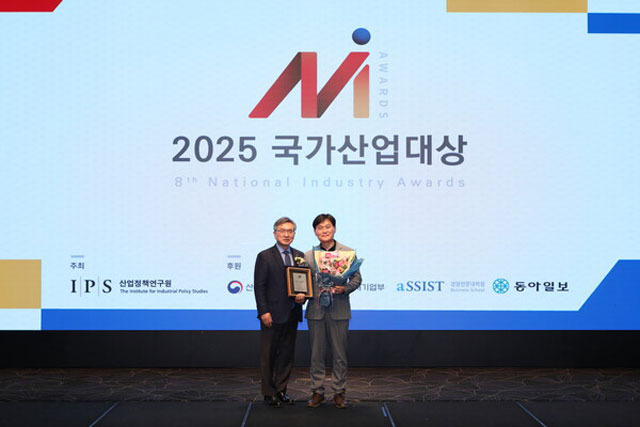 최찬기 kt m&s 대표이사(오른쪽)가 '2025 국가산업대상' 대상 수상 뒤 기념 사진을 찍고 있다. /kt m&s