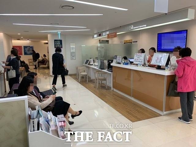 국민건강보험공단은 22일 건강보험 직장가입자의 4월분 보험료와 함께 2024년 보수 변동내역을 반영한 정산보험료가 고지될 예정이라고 밝혔다. /더팩트 DB