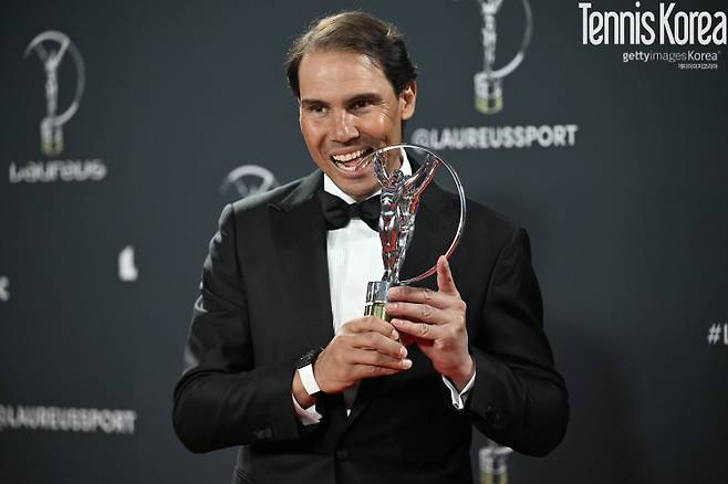 2025 라우레우스 어워드 트로피를 깨물고 있는 나달