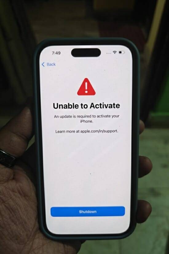 iOS 업데이트 후 먹통이 된 아이폰 (사진=레딧 사용자 @ssekhar)