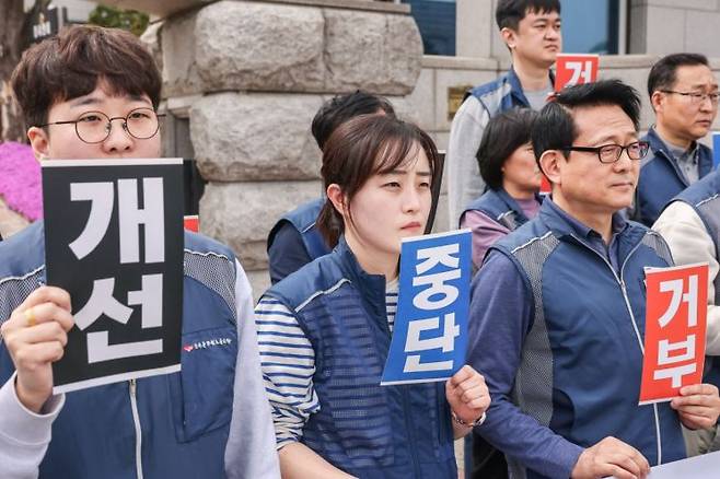 전국공무원노조는 17일 오후 과천 중앙선거관리위원회 앞에서 선거 대행사무 중단 기자회견을 열었다. 전공노 제공