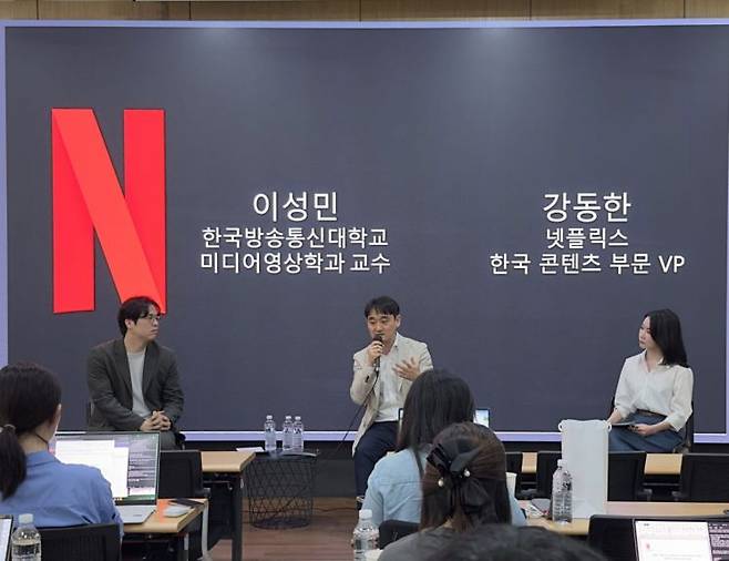 강동한 넷플릭스 한국 콘텐츠 총괄 VP(가운데)[사진=넷플릭스 제공]