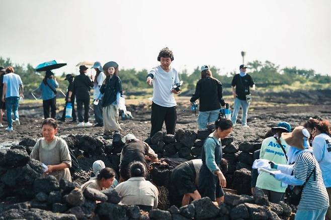 '폭싹 속았수다'를 연출한 김원석 감독(가운데)[사진=넷플릭스 제공]