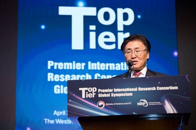 유상임 과학기술정보통신부 장관이 22일 오후 서울 중구 웨스틴조선호텔에서 열린 '탑-티어 사업 글로벌 심포지엄'에서 환영사를 하고 있다. 과기정통부 제공