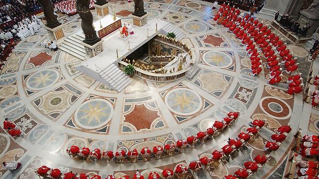 추기경들은 콘클라베 시작 전 성 베드로 대성당에서 기도를 드린다