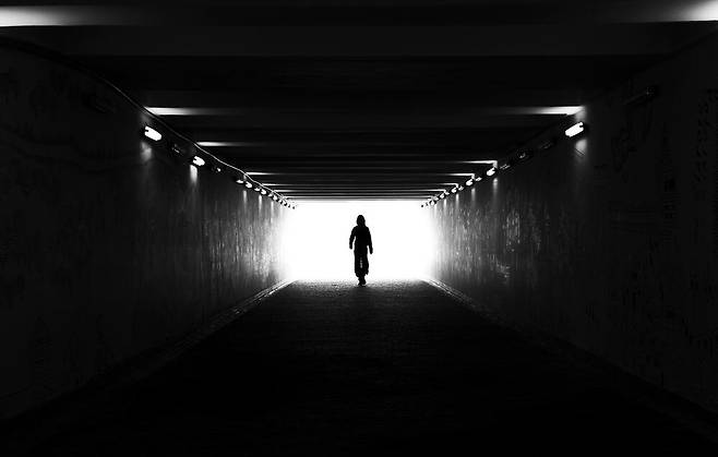 “죽음은 단지 이생과 사후세계를 이어주는 관문에 불과하다.” 인터넷을 비롯한 현대과학문명의 발달은 임사체험과, 사후세계, 환생에 대한 방대한 자료 축적을 통해 ‘인간의 영혼이 죽음 이후에도 존속한다’는 가설을 입증하는 단계에 까지 이르렀다.  /셔터스톡
