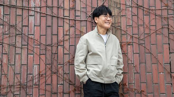 '제2의 전성기'를 누리는 가수 조항조는 “연기자가 대본을 통해 자신의 연기력을 평가받듯, 가수는 가사를 대본삼아 목소리 연기를 제대로 펼칠 때 인정받을 수 있는 것”이라면서 “가수는 좋은 노래 뿐만 아니라 때도 잘 만나야 꽃피울 수 있기 때문에 매일 목소리를 정비하고 노력해야 한다”고 말했다.  /장련성 기자