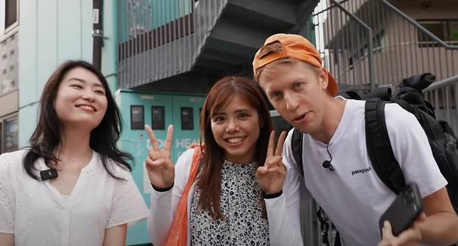 호주 여행 유튜버가 일본에서 여자친구 대여 서비스를 이용해 두 명의 여성들과 데이트를 했다./유튜브 '조든 툴리'