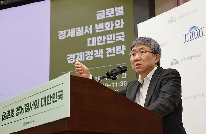 장하준 런던대학교 경제학 교수가 22일 오전 서울 여의도 국회 의원회관에서 국회사무처 주최 글로벌 경제질서 변화와 대한민국 경제정책 전략을 주제로 강의하고 있다./뉴시스
