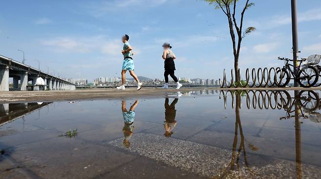 비가 그치고 맑은 날씨를 보인 지난 20일 서울 서초구 반포한강공원에서 시민들이 러닝을 하고 있다. /연합뉴스