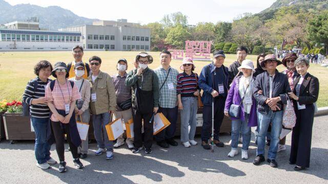 20일 서울 종로구 청와대에서 열린 '청와대 현장 영상 해설 투어' 행사에서 포즈를 취한 시각 장애인 참가자들과 해설사./서울관광재단 제공