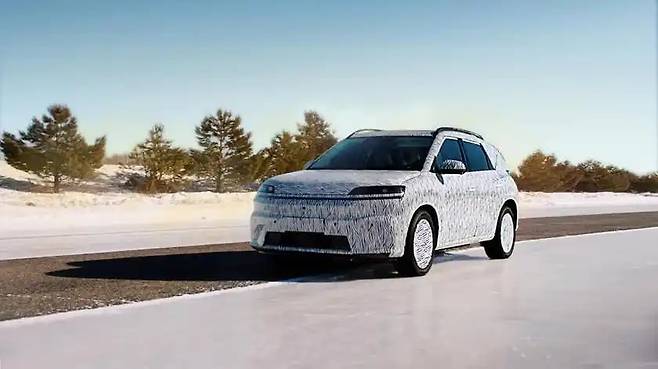 베이징현대가 지난달 공개한 중국 맞춤형 신형 전기 SUV 컨셉 사진. 위장막에 가려져 구체적인 디자인은 확인하기 어렵지만, 아이오닉5와 비슷한 외관을 지녔다. /바이두 캡처