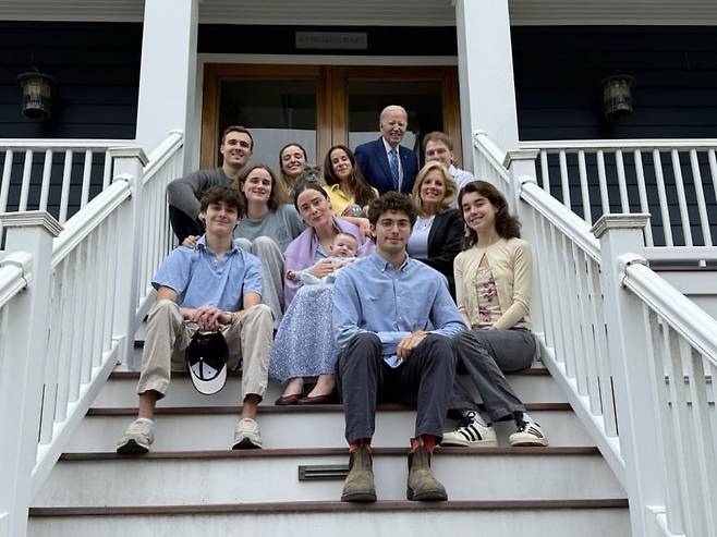 조 바이든 전 미국 대통령이 공개한 가족사진. /소셜미디어(SNS) 캡처