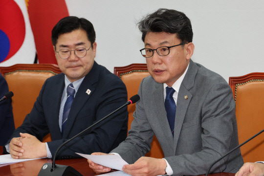 더불어민주당 진성준 정책위의장이 22일 서울 여의도 국회에서 열린 원내대책회의에서 발언하고 있다. 연합뉴스