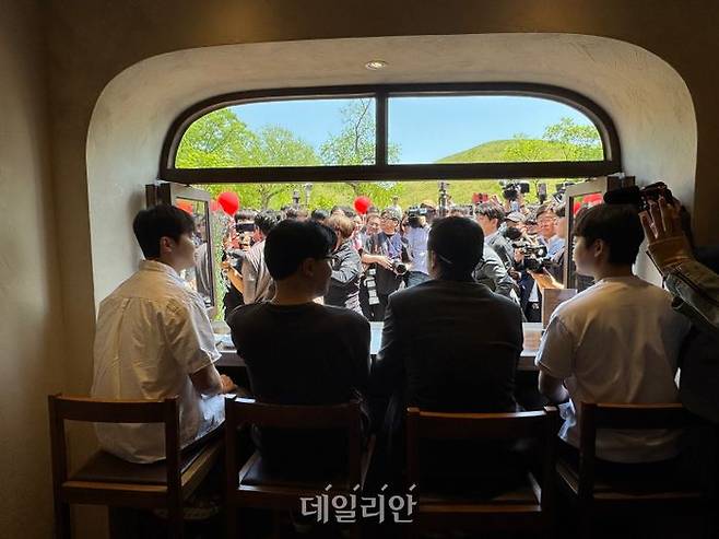 한동훈 국민의힘 대선 경선 후보가 21일 경주 황리단길에 위치한 '대화만두'에서 소상공인들과 대화를 나누고 있다. ⓒ데일리안 오수진 기자