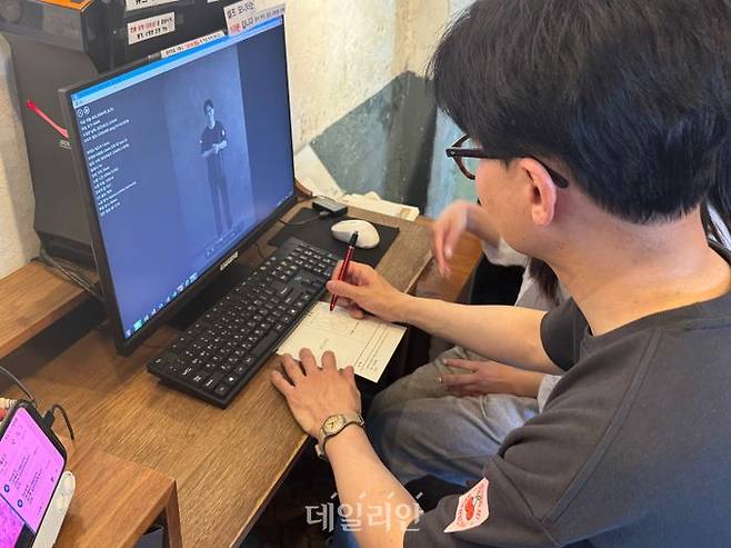 한동훈 국민의힘 대선 경선 후보가 21일 경주 황리단길에 위치한 한 사진관에서 사진촬영을 진행했다. ⓒ데일리안 오수진 기자