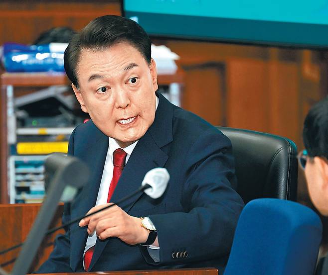 12·3 비상계엄 선포와 관련해 내란 우두머리 혐의로 재판에 넘겨진 윤석열 전 대통령이 21일 서울 서초구 서울중앙지법에서 열린 2차 공판에 출석해 변호인단과 이야기를 나누고 있다. 사진공동취재단